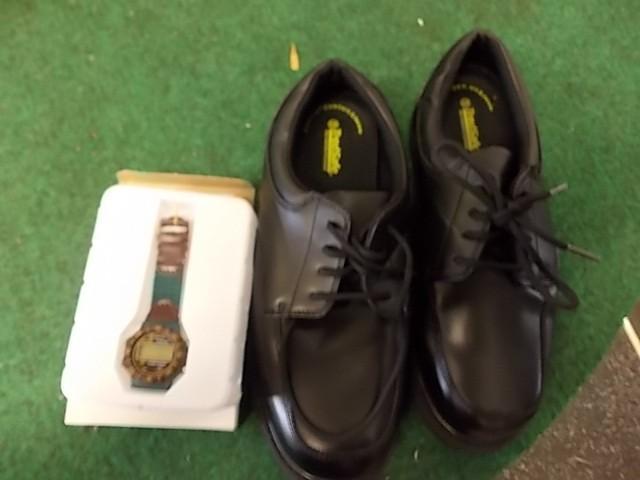 lot 55 image: New Pair Mens Size 10 12 Tread Sa...