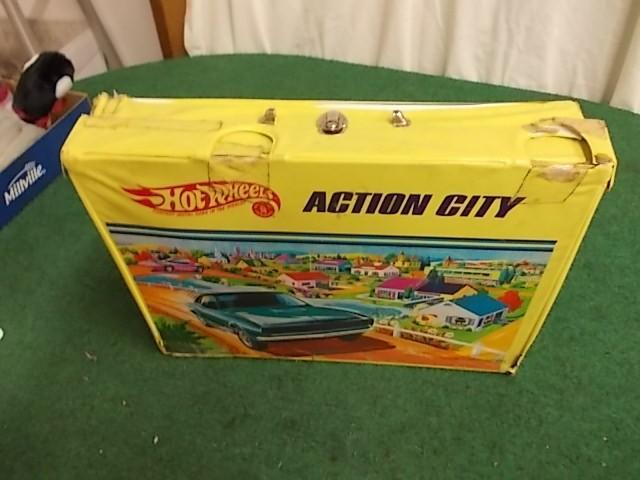 lot 6 image: Vintage Hot Wheels &quotAction Cit...