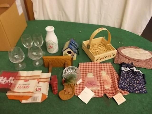 lot 61 image: Box Lot Kitchen Misc, Pfaltzgraff C...