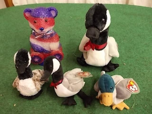 lot 7 image: Bear Light, 3-Beanie Babies, 1-Ty G...
