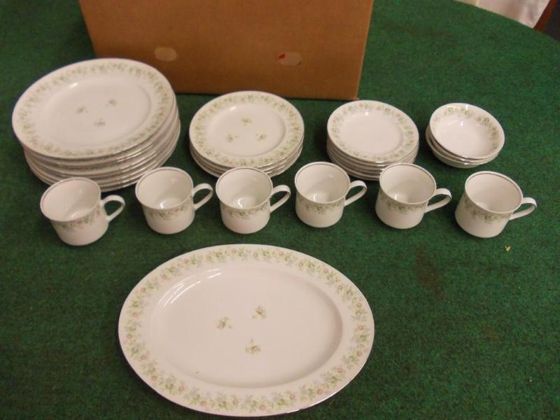 lot 86 image: Haviland, Bavaria Germany Floral Ch...