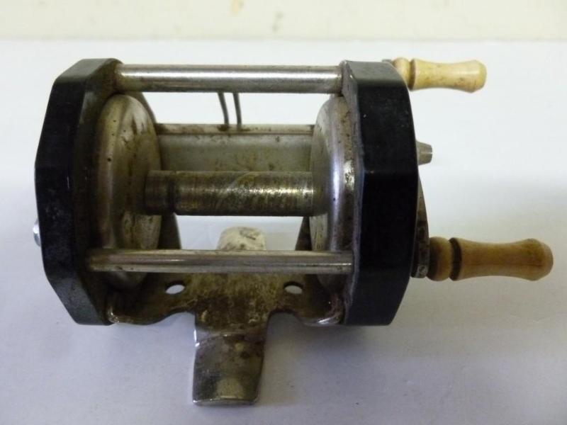 lot 88 image: Vintage Ocean City 1529 bait caster...