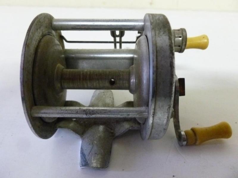 lot 91 image: Vintage South Bend No. 350-B bait c...