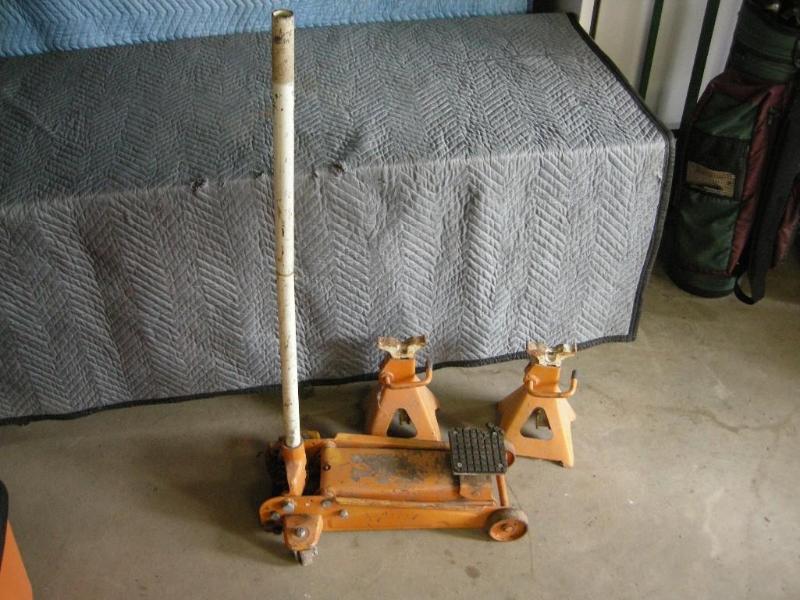 lot 104 image: Floor jack and stands