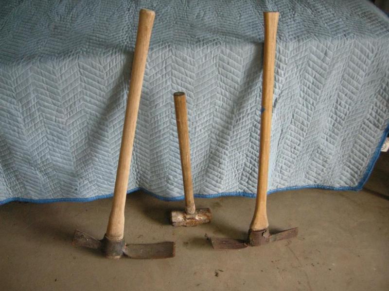 lot 118 image: Grub Hoes and Sledge Hammer