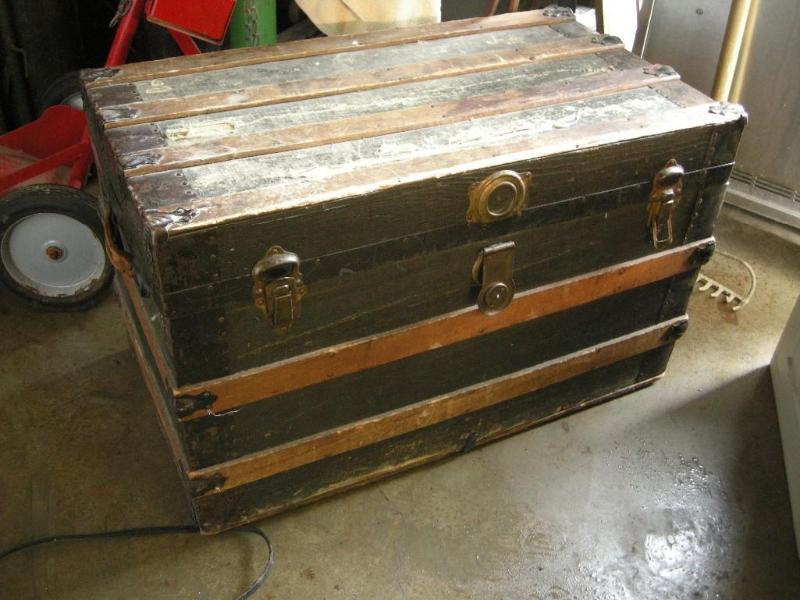 lot 17 image: Classic antique trunk