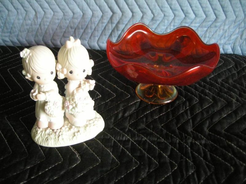 lot 26 image: Precious Moments 1985, Viking Dish