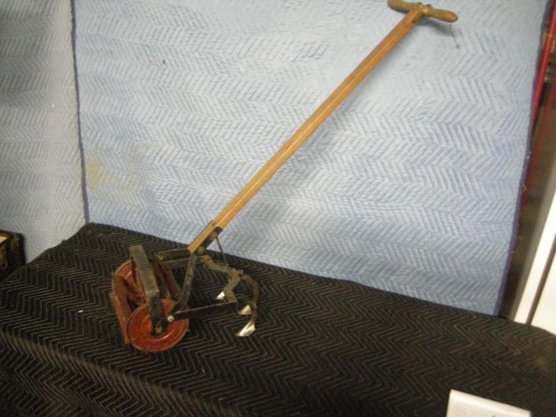 lot 30 image: Vintage Geyer Push Cultivator