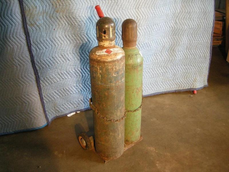 lot 4 image: Oxy & Acetylene Tanks with contents