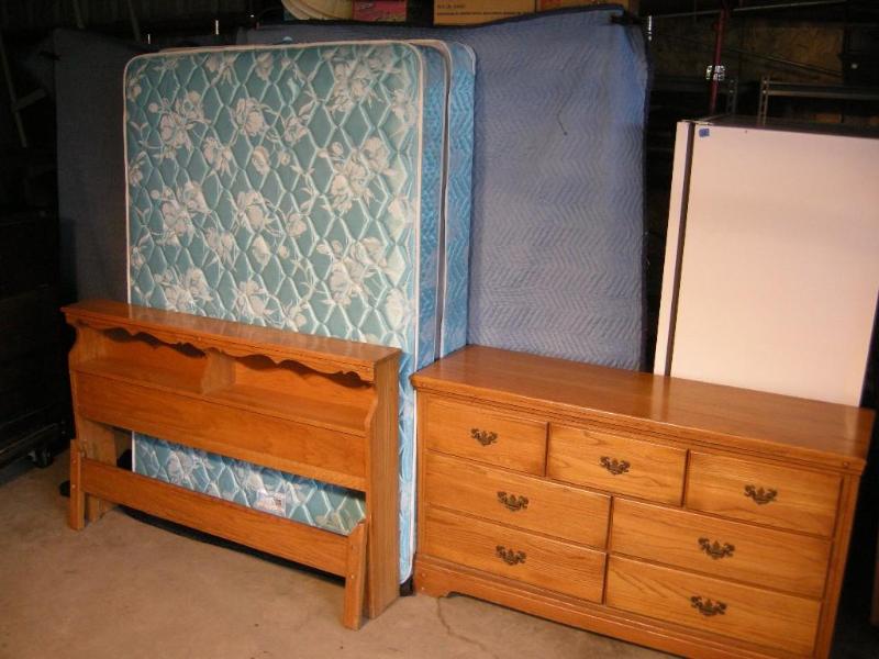 lot 62 image: Oak Bedroom Set