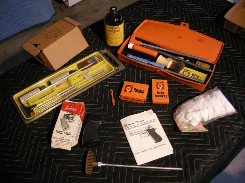 lot 73 image: Pistol cleaning kits & supplies