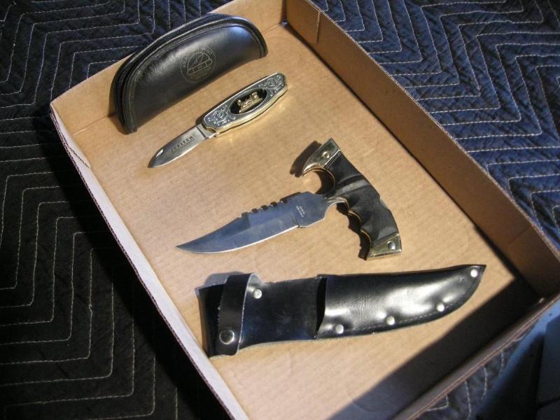 lot 75 image: 2 Collector Knives