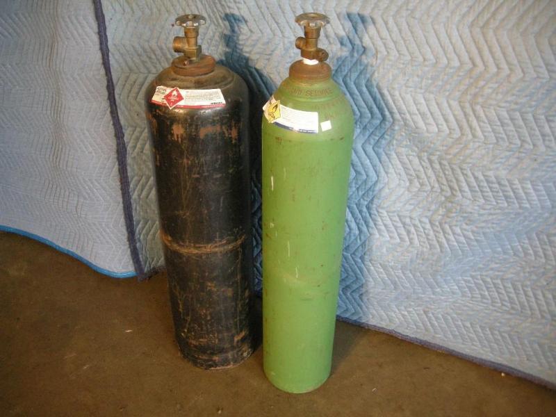 lot 8 image: Oxy & Acetylene Tanks with contents