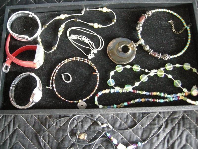 lot 90 image: Group of Jewelry