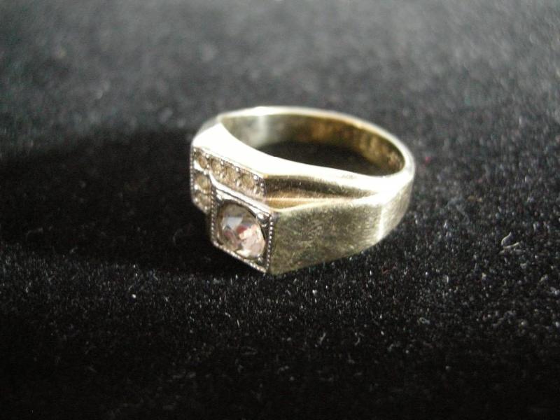 lot 98 image: Mens Ring