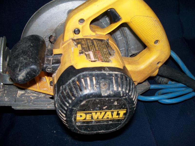 Dewalt Skill Saw plugged in and wor...