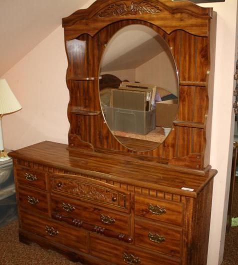 lot 114 image: Dresser with eight drawers and mirr...