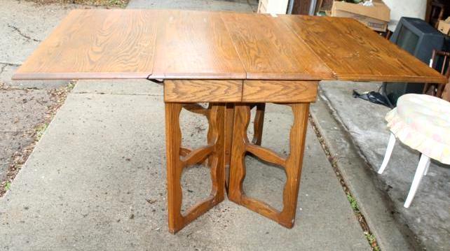 lot 147 image: Vintage Drop Leaf Swing Leg Table