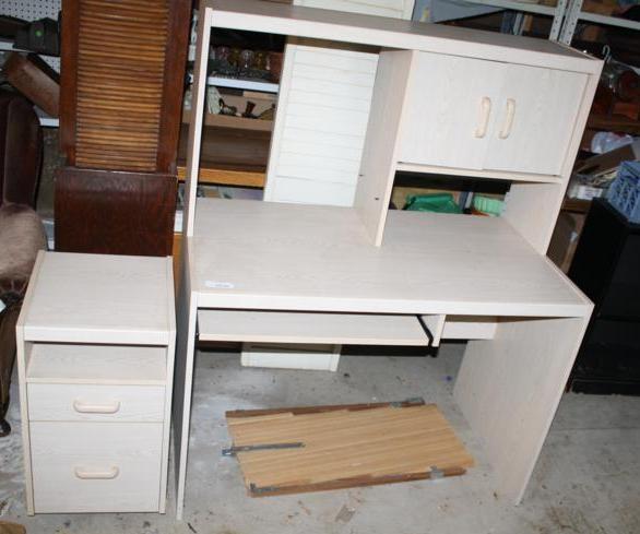 lot 150 image: Computer Desk