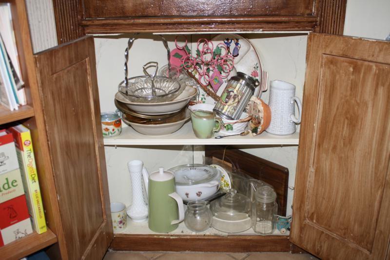 lot 156 image: Vintage glassware Frankoma. Made in...