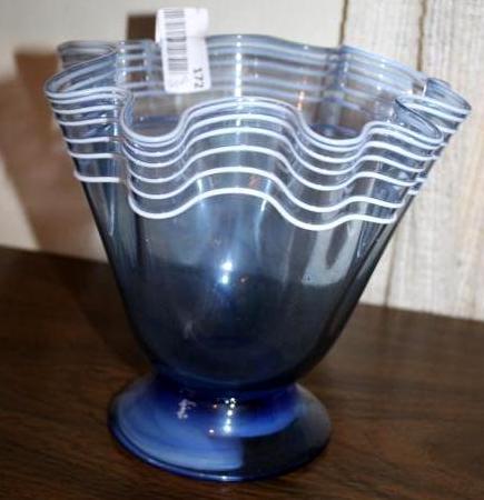lot 172 image: Beautiful colored glass vase 10&quo...