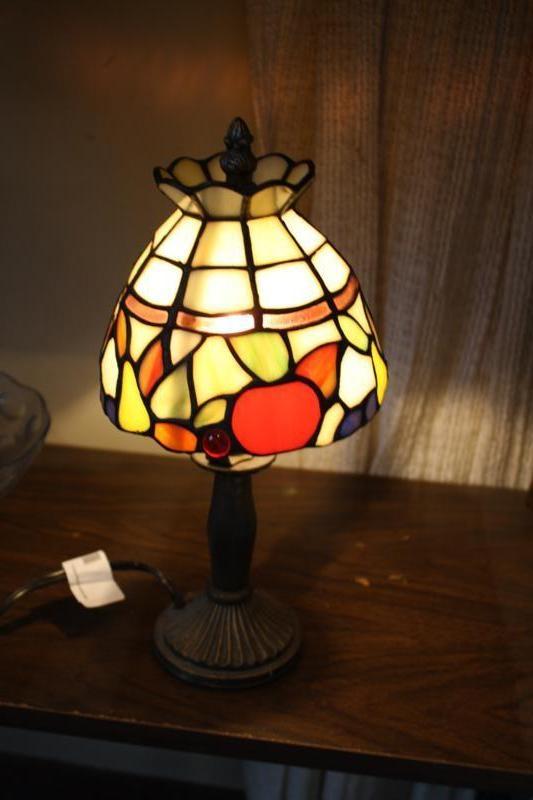 lot 176 image: Tiffany looking lamp 12" tall...