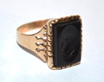 lot 19 image: Gold Ring