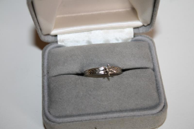 lot 20 image: Gold