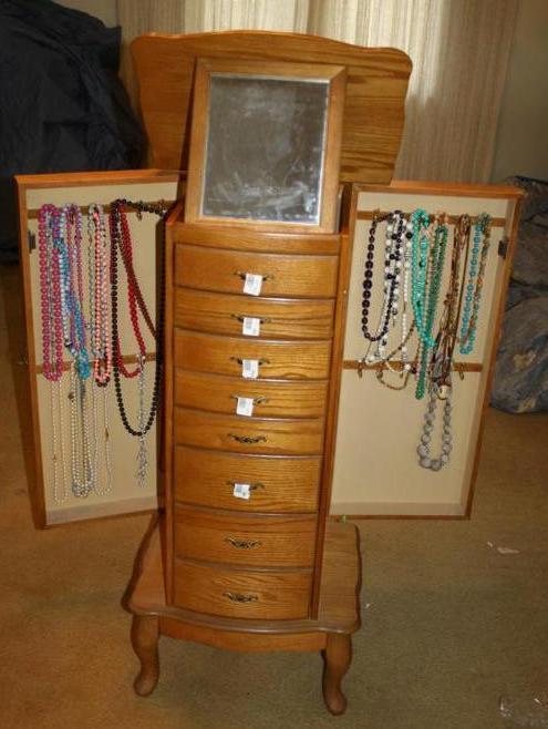 lot 200 image: Oak Jewelry Armoire