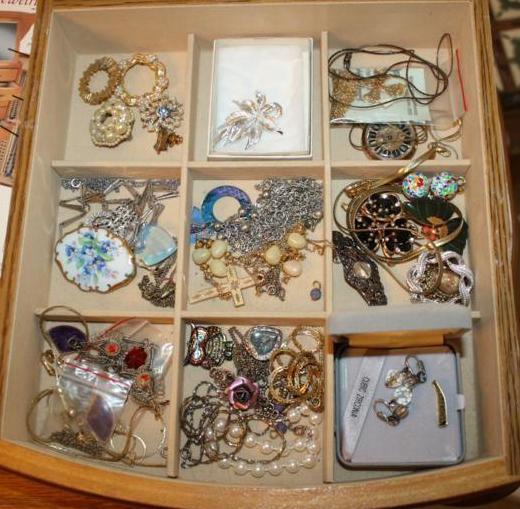 lot 202 image: Lot of Jewelry did not check for go...