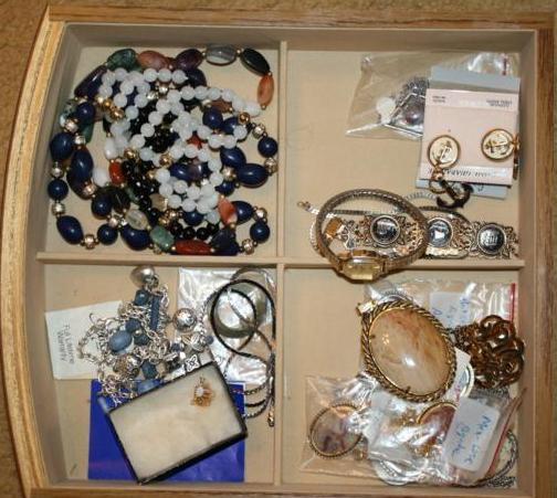 lot 203 image: Lot of Jewelry did not check for go...