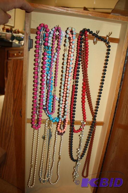 lot 205 image: Lot of Jewelry.   Did not chec...