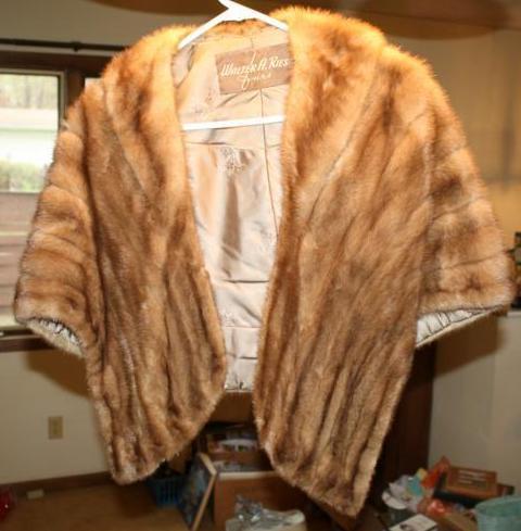 lot 210 image: Genuine Mink Fur StoleCoat- looks ...