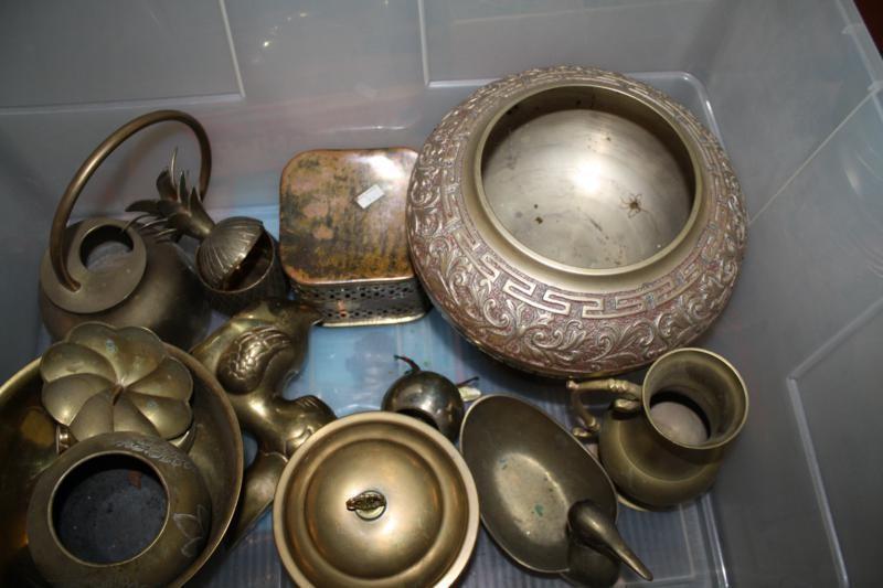 lot 222 image: Heavy Brass decor...