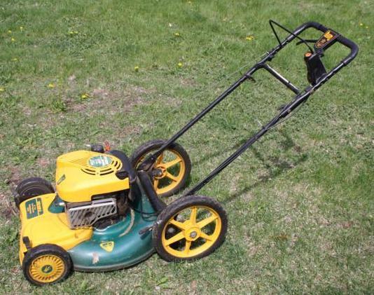 lot 226 image: Yard-man 21" lawn mower 6hp se...