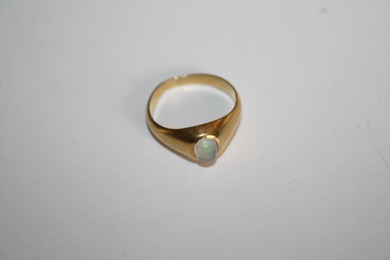 lot 23 image: Gold Ring