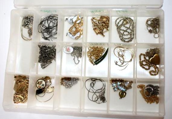 lot 263 image: Large group of Necklaces & jew...