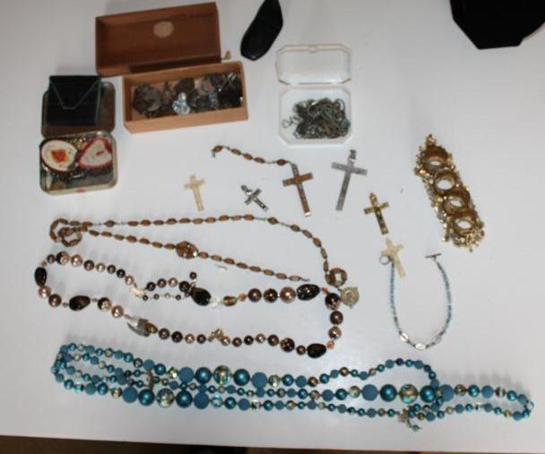 lot 267 image: Large lot of Antique Jewelry includ...