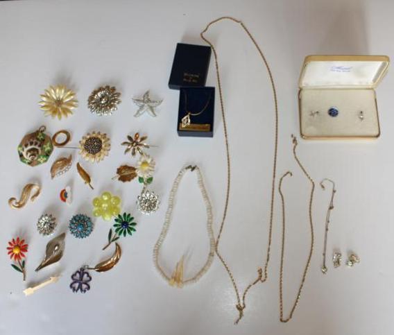 lot 268 image: Lot of Jewelry   Sarah Coventry wit...