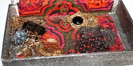 lot 272 image: Jewelry box, necklaces with long ch...