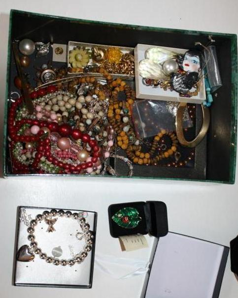 lot 277 image: Box of vintage and antique jewelry ...