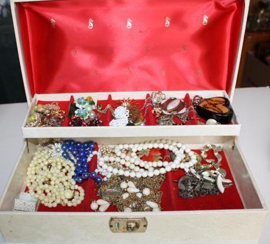 lot 278 image: Jewelry box with necklaces, broache...