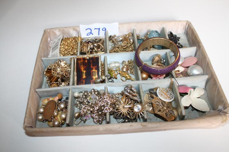 lot 279 image: Large tray of vintage and antique j...