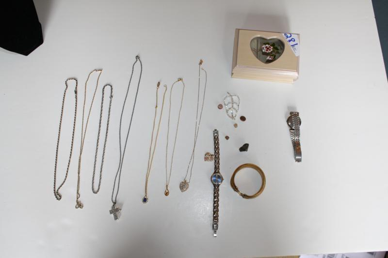 lot 281 image: 14k Gold necklaces in small Jewelry...