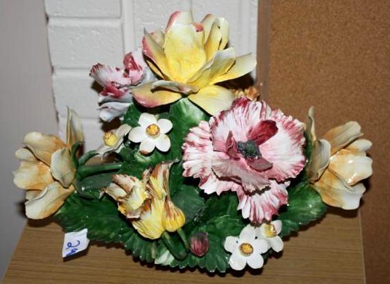lot 292 image: Larger Capodimonte Flowers- 14 12(...