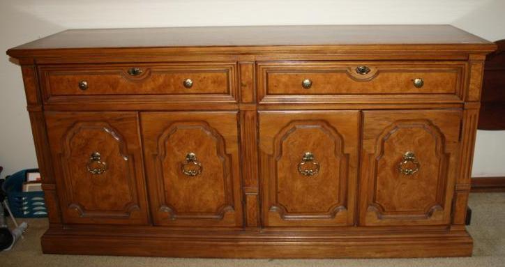 lot 32 image: China Hutch Credenza