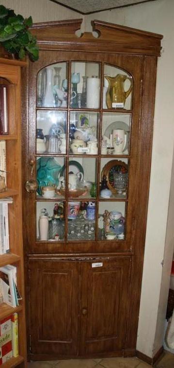 lot 39 image: Corner Hutch
