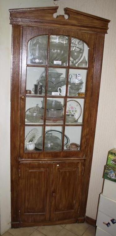 lot 40 image: Corner Hutch