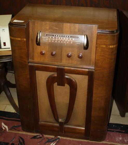 lot 41 image: Antique Radio