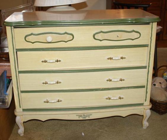lot 54 image: Retro dresser with green trim, porc...